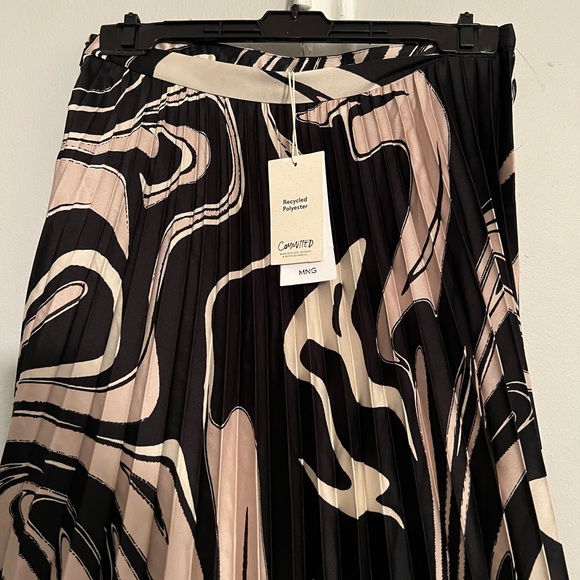 HP! 🥳NWT Mango pleated skirt - Picture 2 of 4